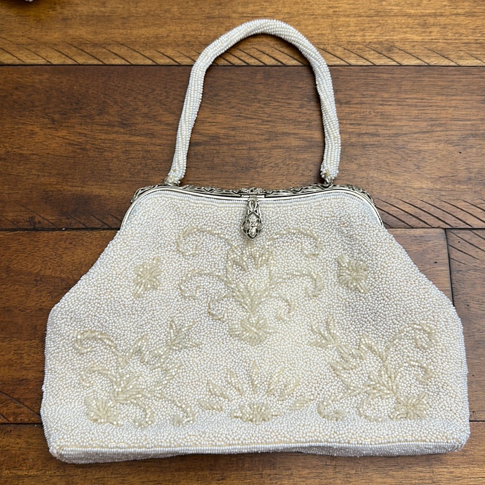 Cream color beaded handbag with flower detail